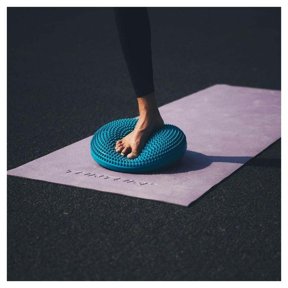Voet op Tunturi Air Stepper Pad blauw close-up gebruiksvorm op mat