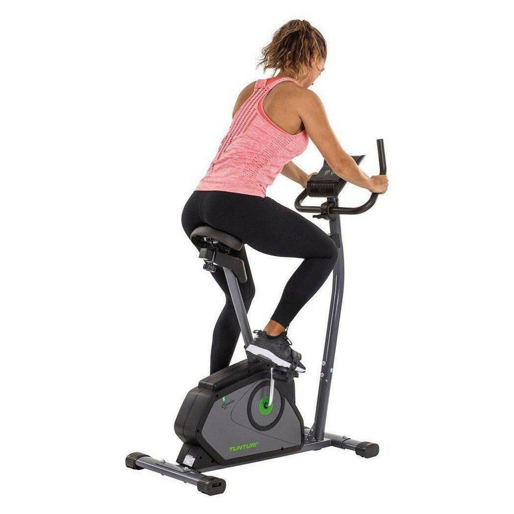 Volledig zicht vrouw op Tunturi Cardio Fit B40 lage instap trainer