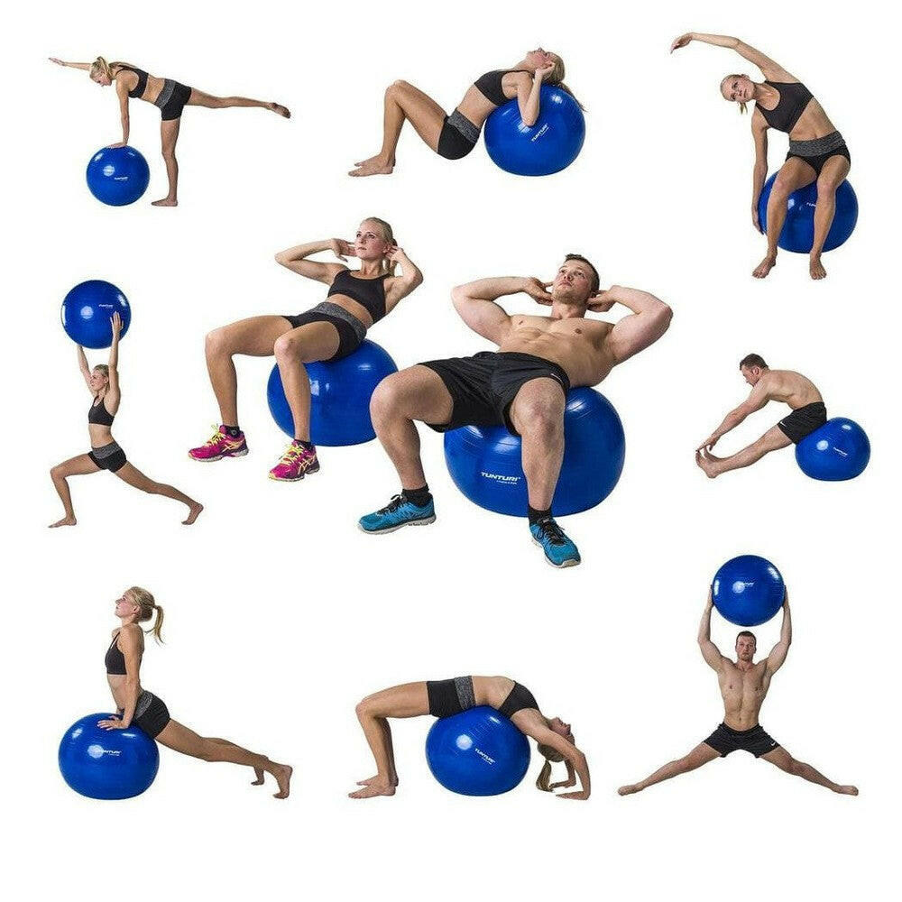 Blauwe Tunturi fitnessbal gebruikt voor diverse oefeningen en evenwichtstraining