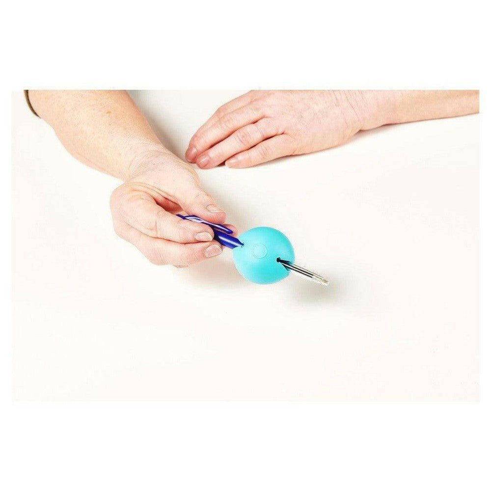 Hand houdt blauwe greepverdikker met pen vast voor betere grip