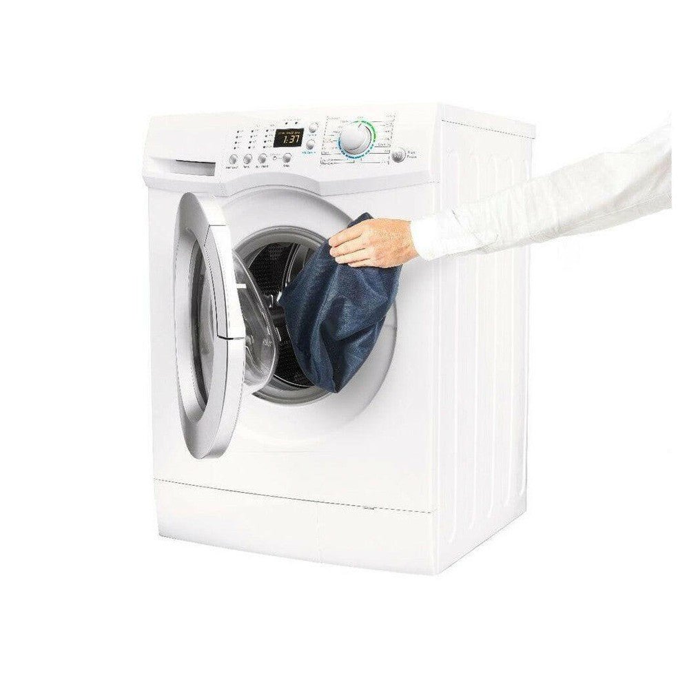 Wasbare donkerblauwe kussensloop in wasmachine