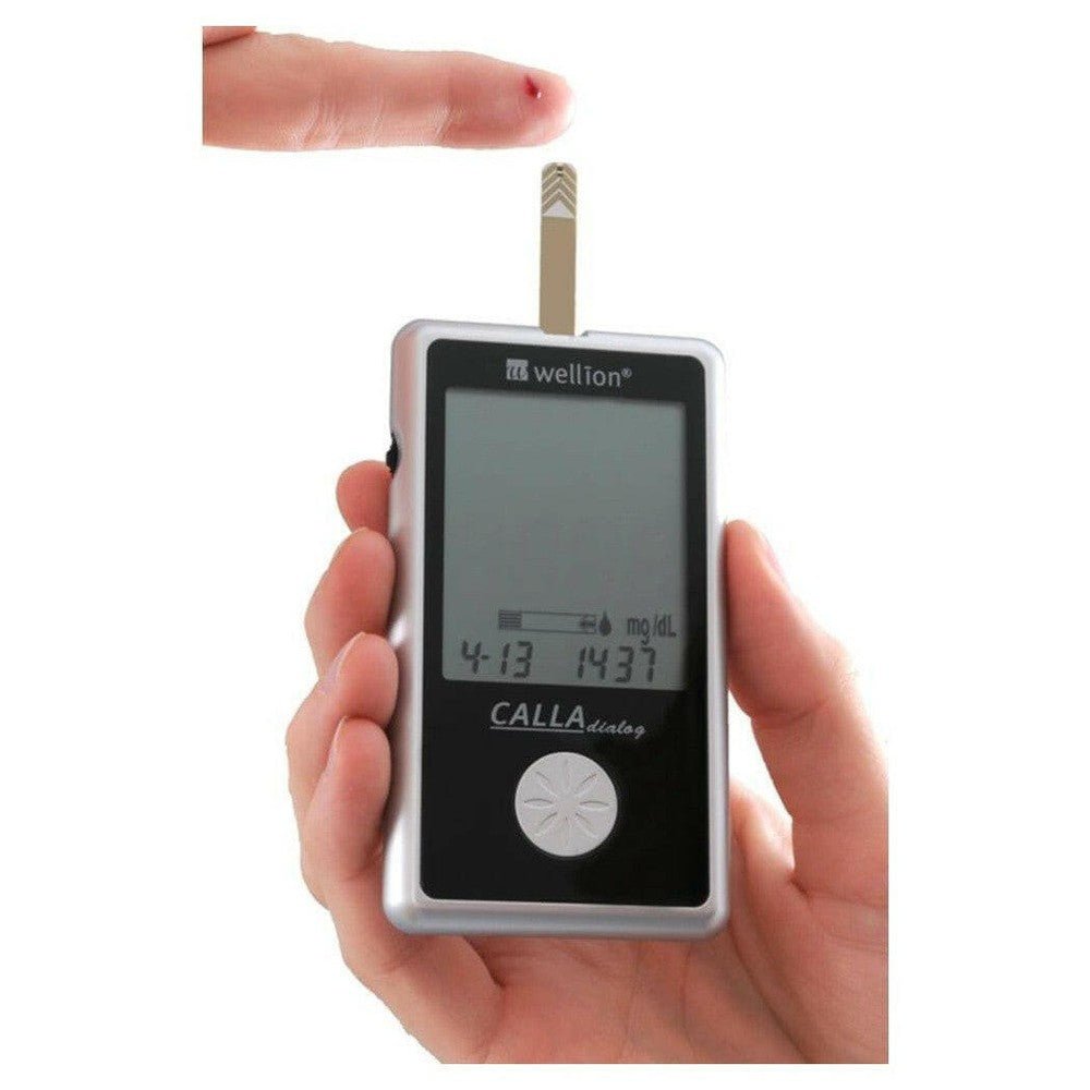 Wellion Calla Dialog glucosemeter met spraakfunctie in gebruik voor bloedsuikermeting