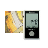 Close-up van zilveren Wellion Calla Dialog sprekende glucosemeter met groot display