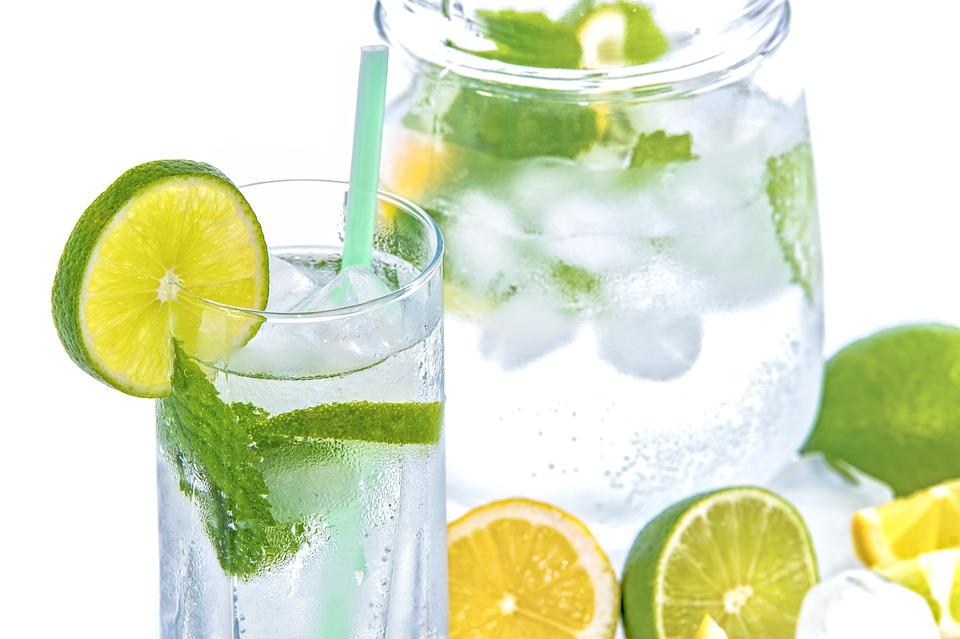 10 voordelen van water met citroen drinken