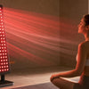 Roodlichttherapie met een moderne LED-panelenopstelling, met subtiele rode en nabij-infrarode lichtstralen voor huid- en spierherstel.