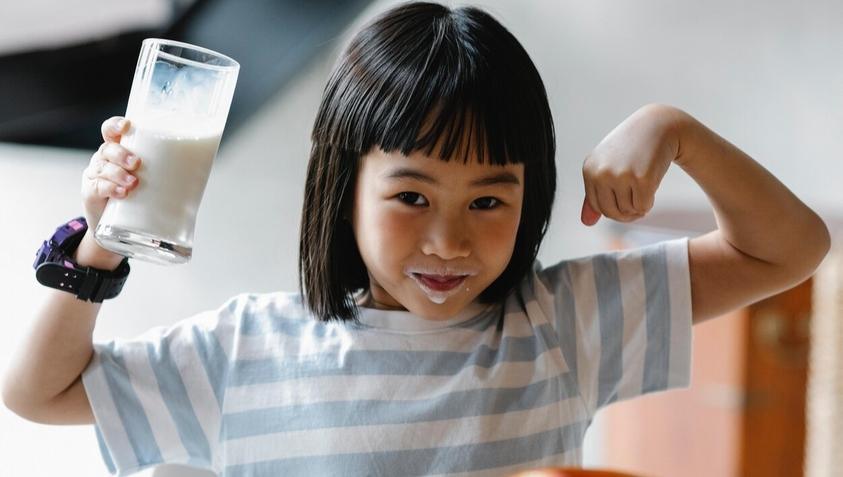 Volle melk drinken mogelijk beter voor kinderen dan halfvolle melk