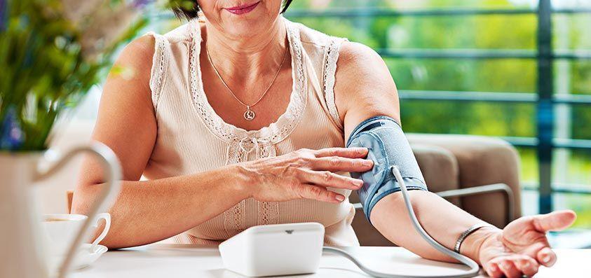 Wat zijn de voor- en nadelen van zelf bloeddruk meten?
