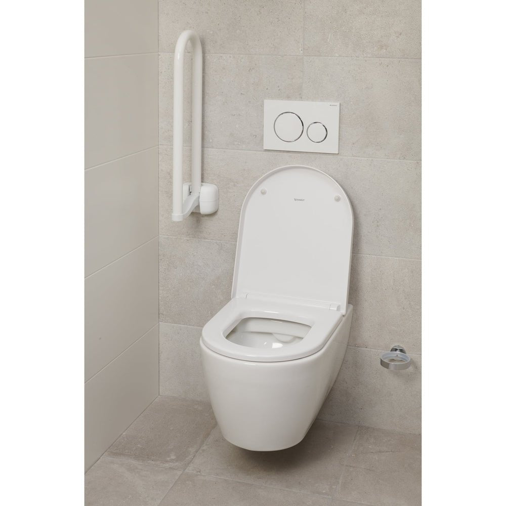 SecuCare toiletbeugel verticaal opgeklapt naast toilet met beige tegels