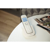 witte Fysic FX-9000 seniorentelefoon met verlichte display en grote toetsen op tafel