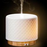 Lanaform Moya aroma diffuser wit met warm licht door schubbenpatroon en bedieningsknoppen