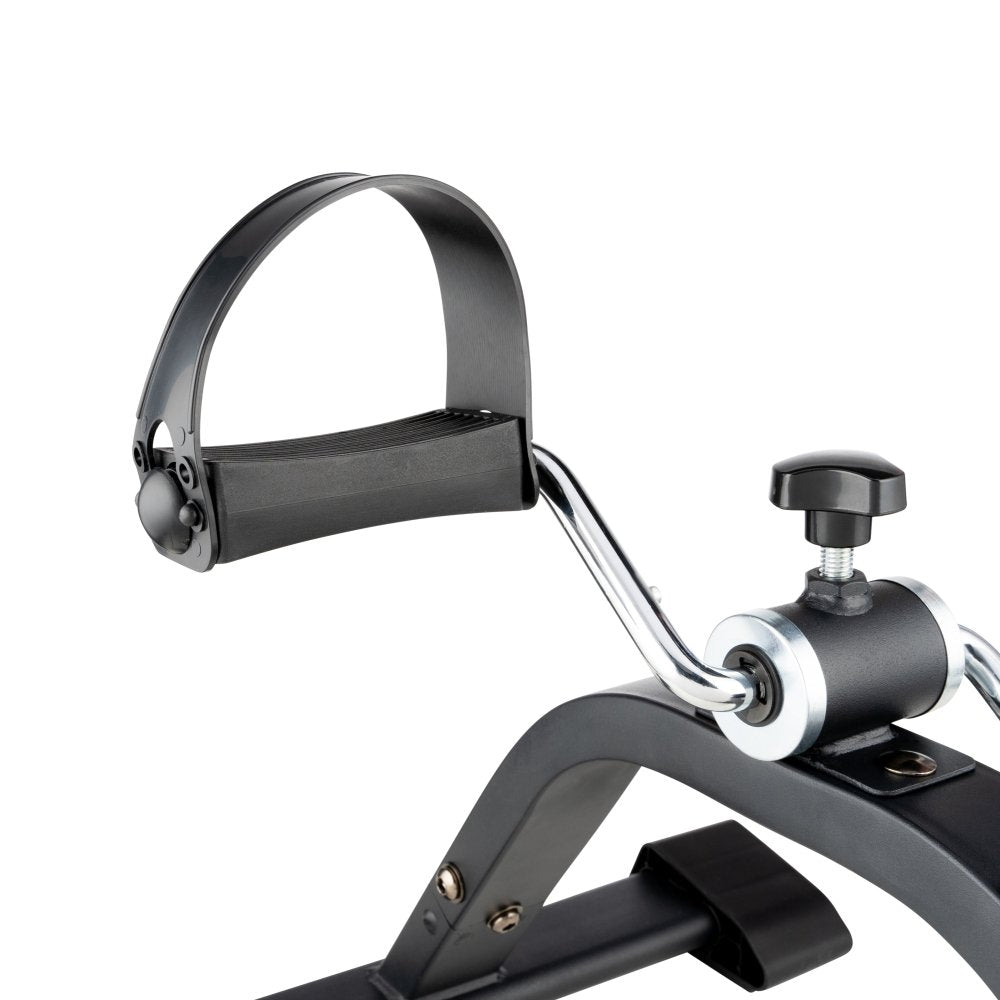 Close-up zwarte handgreep met ribbelstructuur en chroomkleurige metalen arm Tunturi