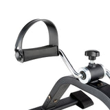 Close-up zwarte handgreep met ribbelstructuur en chroomkleurige metalen arm Tunturi