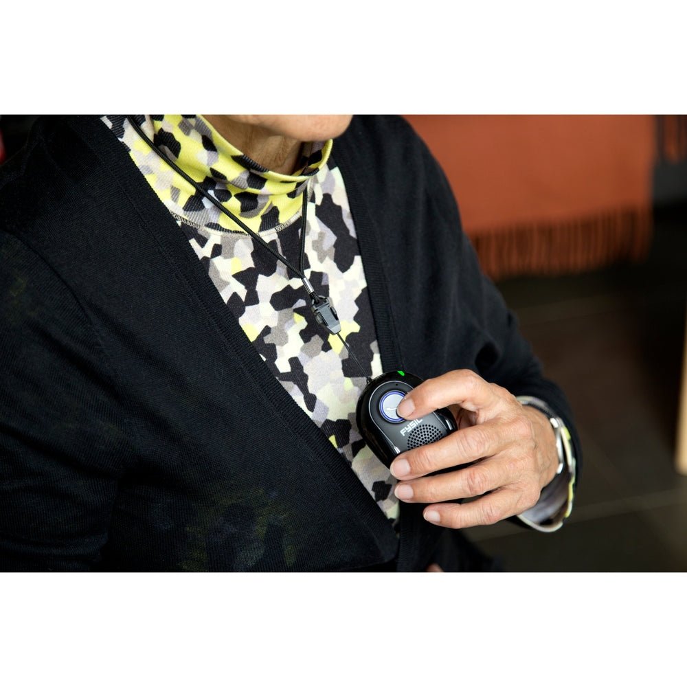 Ouder persoon drukt op zwarte Fysic SOS-paniekknop aan lanyard