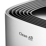 Close-up Clean Air Optima logo op matwitte behuizing van luchtreiniger