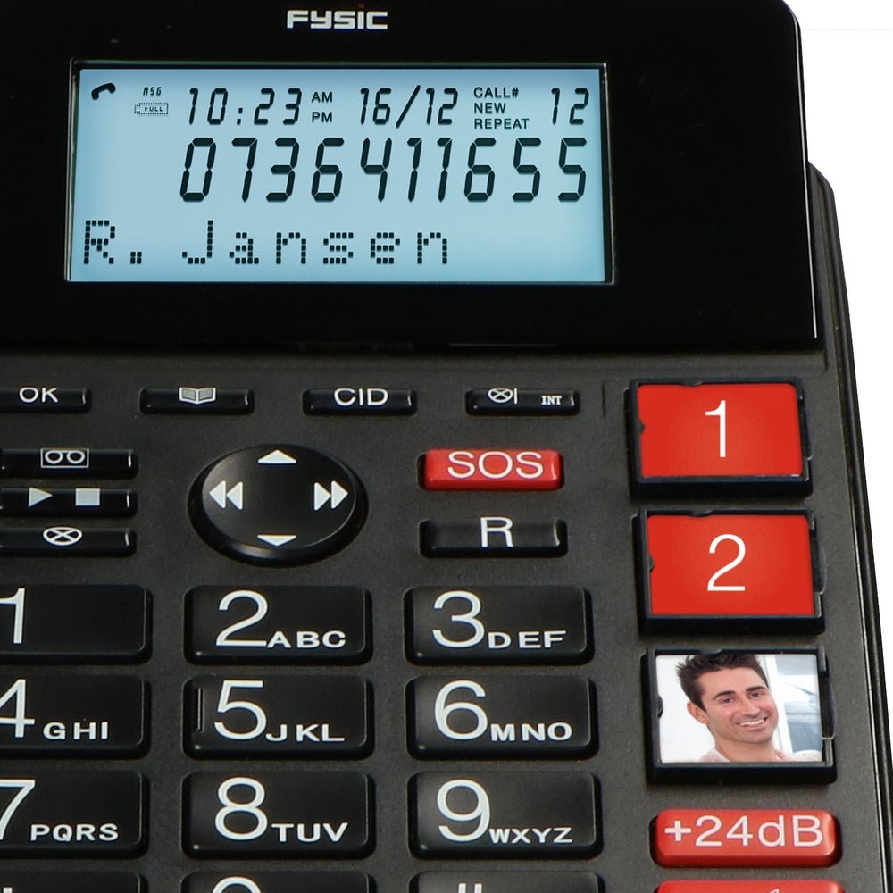 Detail van groot toetsenbord Fysic seniorentelefoon met rode snelkeuzetoetsen