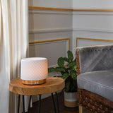 Lanaform Moya aroma diffuser wit met schubbenpatroon en bamboe voetstuk in woonkamer