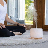 Lanaform Moya aroma diffuser tijdens meditatie met nevel en warm licht