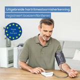 Beurer bloeddrukmeter gebruikt door man voor hartritmestoornisherkenning thuis