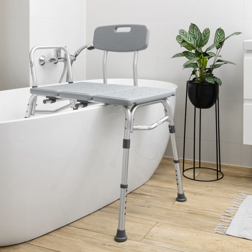 Badstoel over badrand geplaatst in badkamer met houten vloer