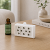 Boneco A051 aroma pad in gebruik met essentiële olie flesje op houten tafel