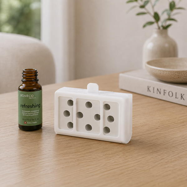 Boneco A051 aroma pad in gebruik met essentiële olie flesje op houten tafel
