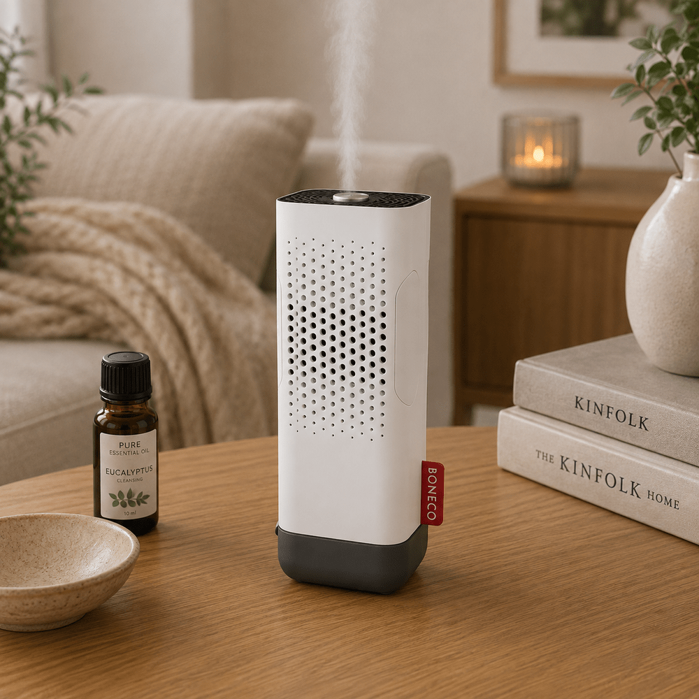 Boneco P50 witte ionisator en aroma diffuser met geurolie flesje op houten tafel