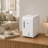 Boneco S200 witte stoombevochtiger met waterindicator en draaiknop op houten meubel