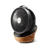 Schuine hoekopname ronde ventilator met houten voet en draaghandvat