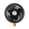 Bovenaanzicht ventilatorbladkap met zilverkleurig logo en houten rand