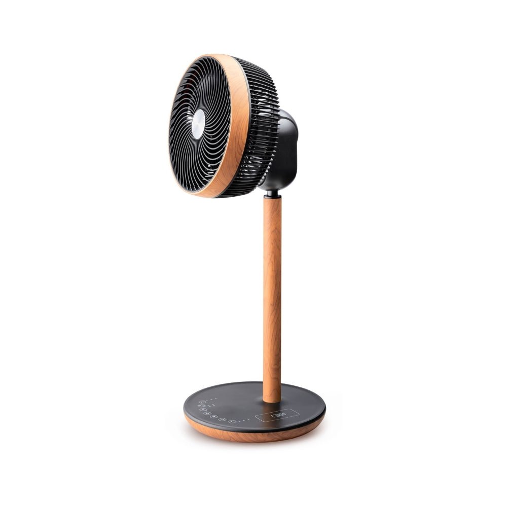 Zwarte vloerventilator met houten accenten en ingedrukte bedieningsknoppen