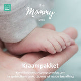 Pasgeboren babyvoetje in grijze kous met The Mommy box kwaliteitsverzorgingsproducten