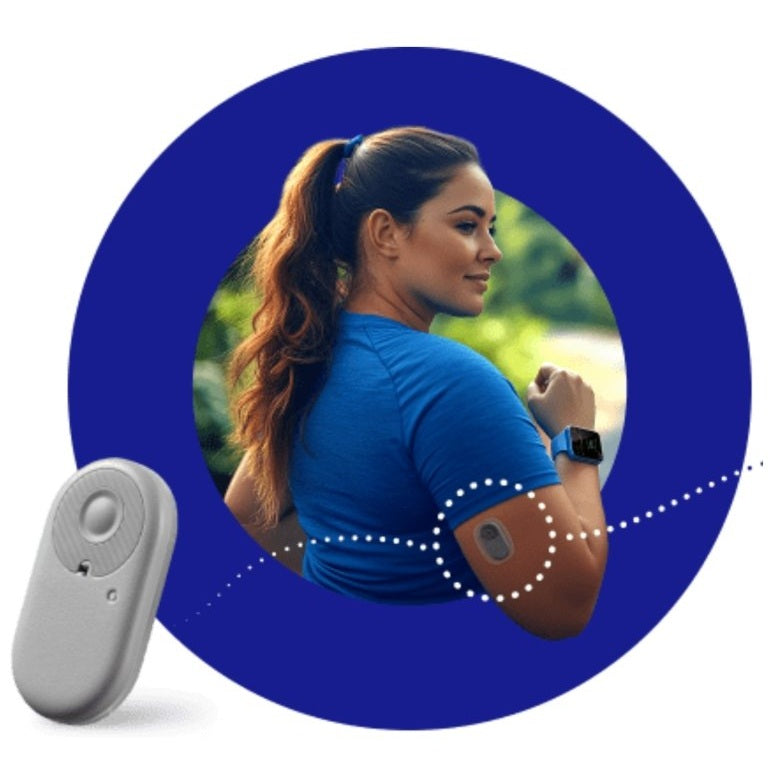 Vrouw loopt buiten met CareSens Air sensor op arm en verbonden apparaat