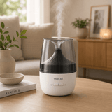 Clean Air Optima Ambiente AD-302 aroma diffuser in wit met stoomstraal op houten tafel