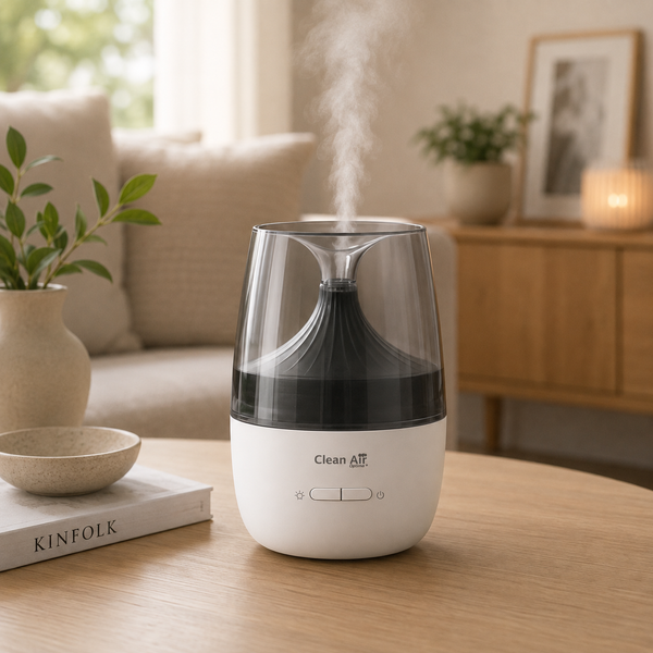 Witte Clean Air Optima Ambiente aroma diffuser met LED-licht en nevel op houten tafel