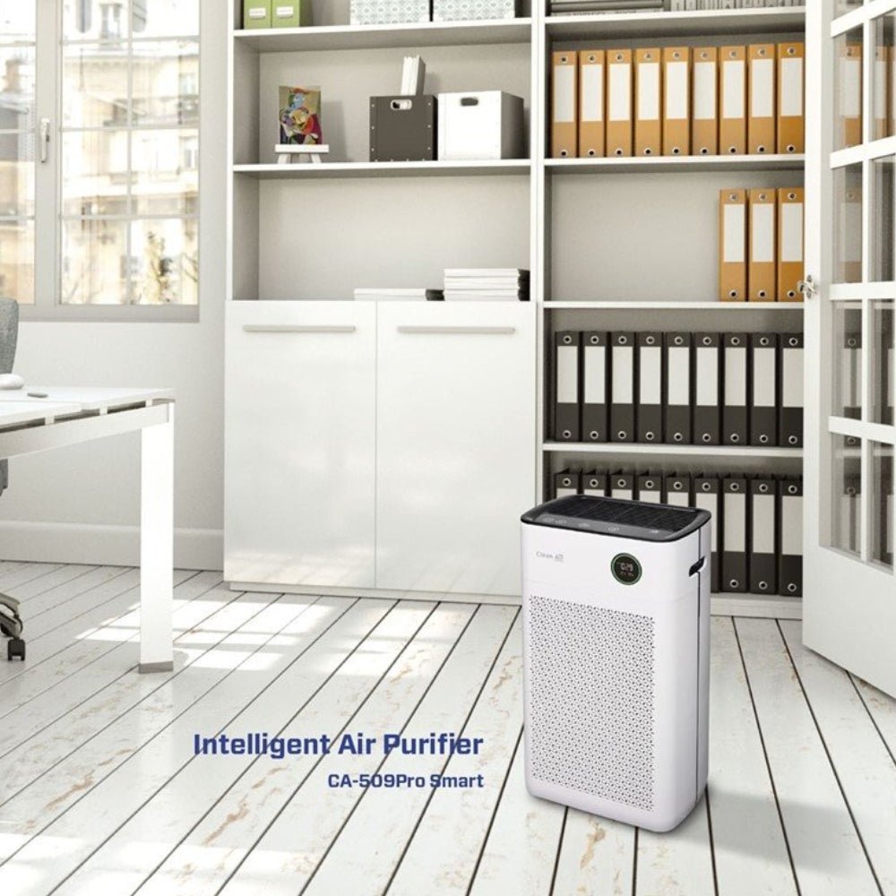 Clean Air Optima luchtreiniger in kantooromgeving met houten vloer en boekenkast