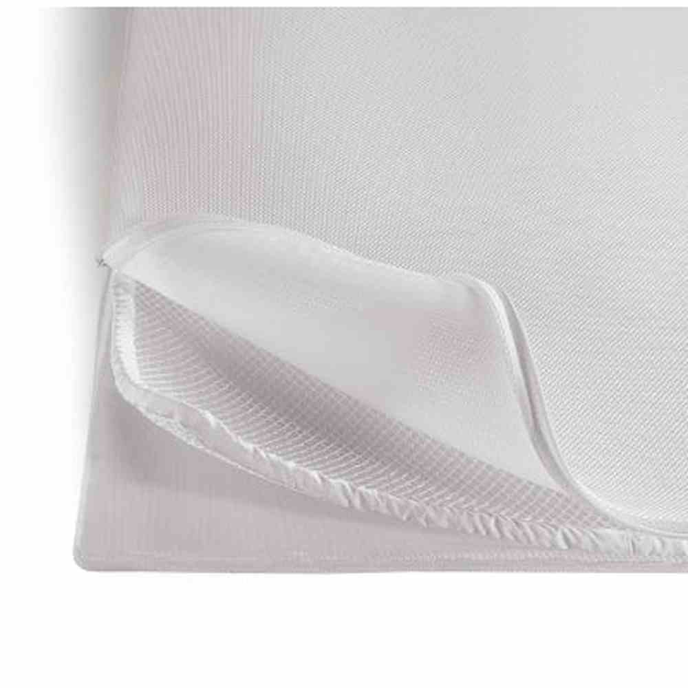 Close-up witte matrastopper met mesh-ventilatielaag en naad