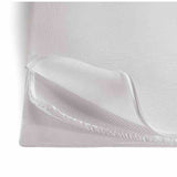 Close-up witte matrastopper met mesh-ventilatielaag en naad