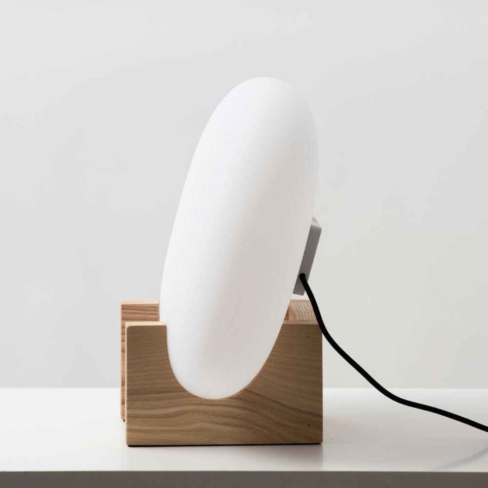 Innolux Lempi daglichtlamp zijprofiel met witte mat glazen kap en licht houten voetstuk