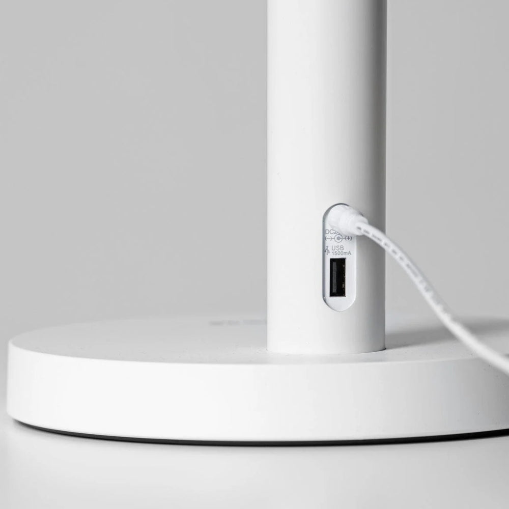 Close-up USB-poort aan basis van witte Innolux Oslo LED lamp