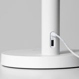 Close-up USB-poort aan basis van witte Innolux Oslo LED lamp