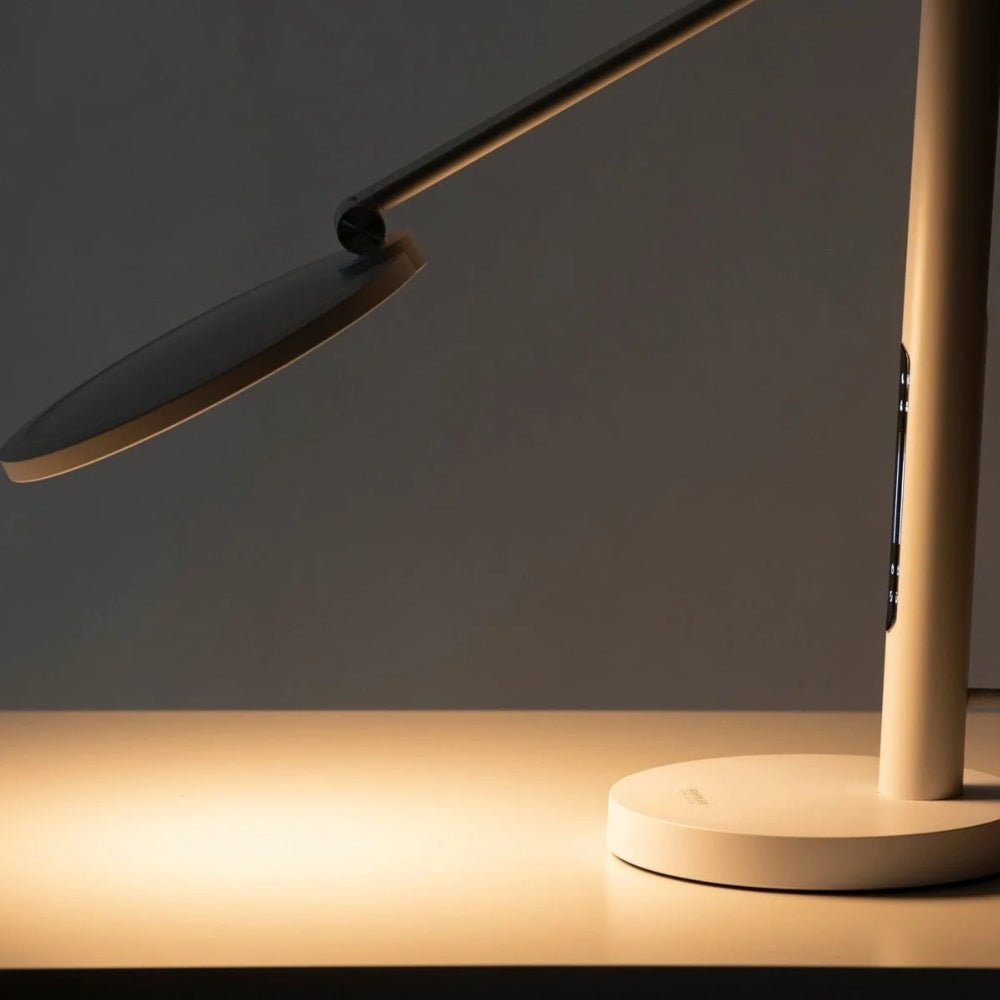 Innolux Oslo daglichtlamp werpt warmgeel licht op donkere ondergrond