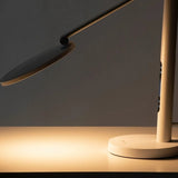 Innolux Oslo daglichtlamp werpt warmgeel licht op donkere ondergrond