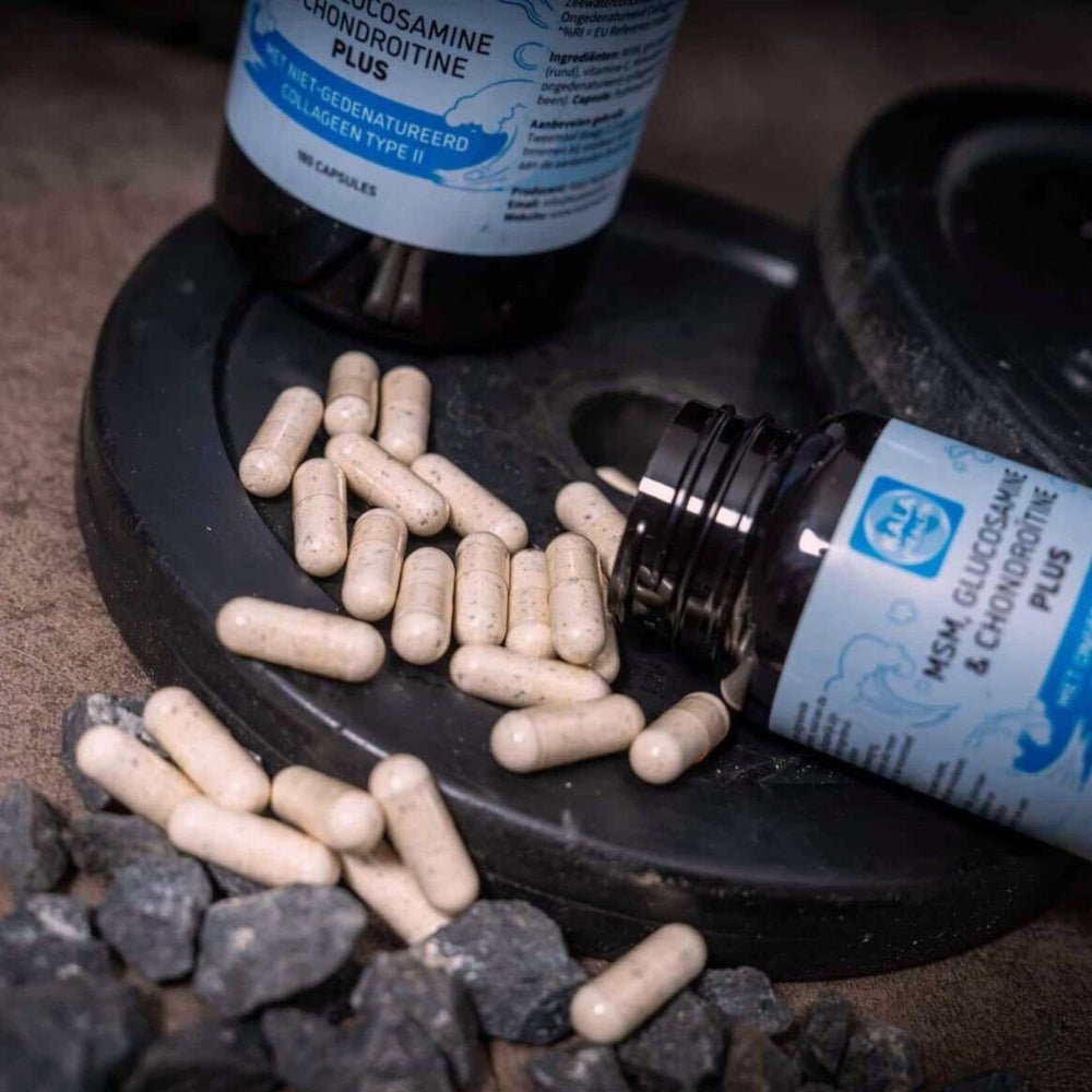 Beige Kala Health gewrichtscapsules uitgestort naast fles met etiket voor kraakbeenondersteuning