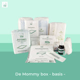 Kraampakket The Mommy box basis met verzorgingsproducten voor bevalling op mintgroene achtergrond