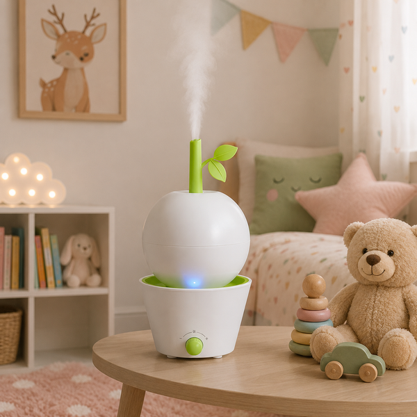 Lanaform Pommy witte ultrasone kinder-luchtbevochtiger met plant-ontwerp en blauwe LED in kinderkamer
