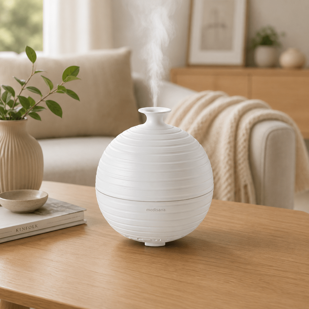 Medisana AD 620 aroma diffuser met stoomstraal en ribbeltextuur op houten tafel
