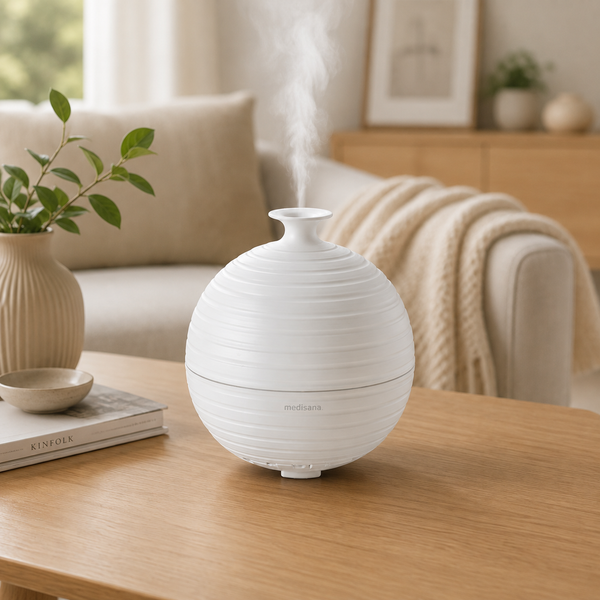 Medisana AD 620 aroma diffuser wit met ribbeltextuur en nevel in woonkamer