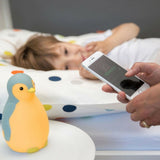 Oranjegele Zazu pinguïn slaaptrainer met smartphone Bluetooth