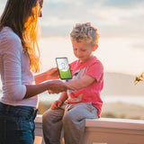 Moeder gebruikt Heat-it insectenbeetheler op arm van kind met app verbinding