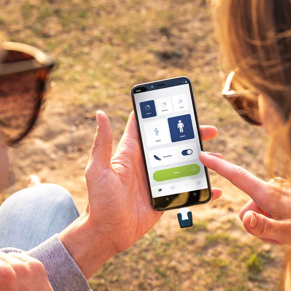 Gebruik Heat-it insectenbeetheler buiten met app op smartphone voor jeukverlichting